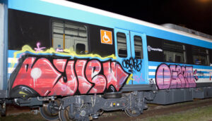 Tren con sus costados pintados
