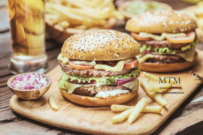 Hamburguesas, papa fritas y Gaseosa