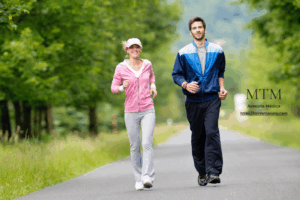 pareja de deportista corriendo al aire libre