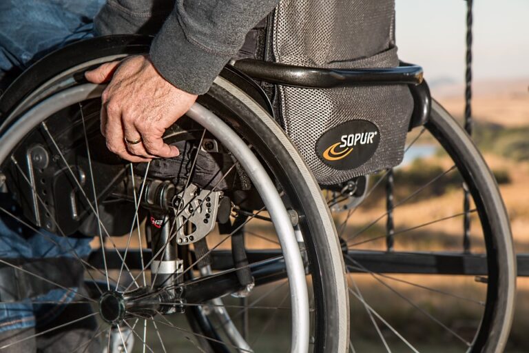 Hombre en silla de ruedas representando los derechos y la inclusion de las personas con discapacidad