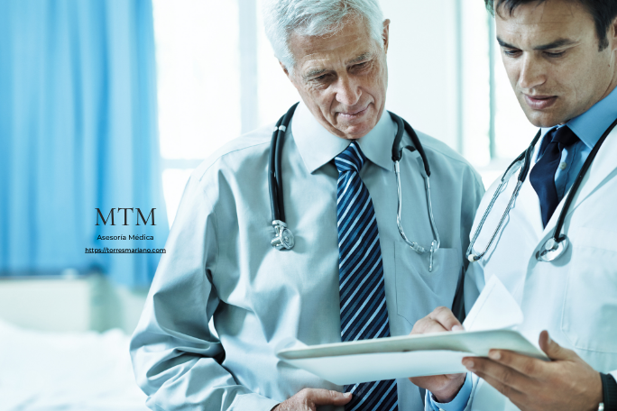 dos médico observan una historia clínica