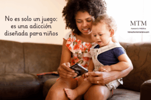 Niñera mostrando a un bebé la pantalla del celular para entretenerlo
