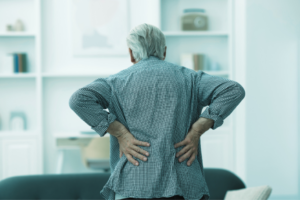 Hombre de tercera edad con dolor lumbar