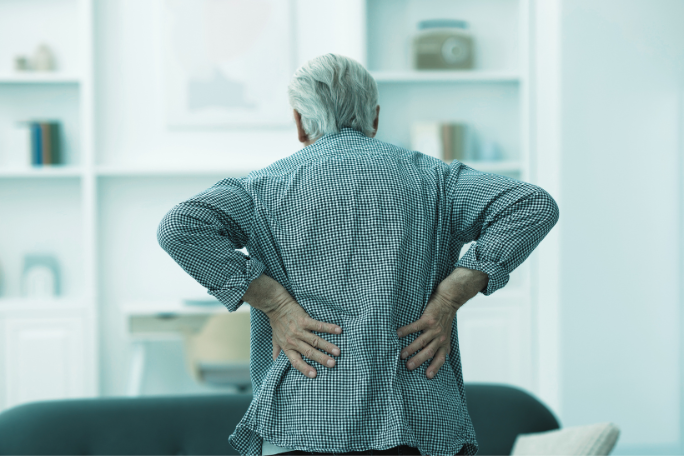 Hombre de tercera edad con dolor lumbar