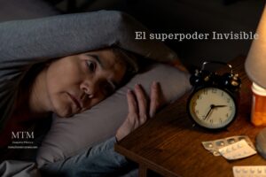 Mujer en la cama que sufre de insomnio, tratando de dormir